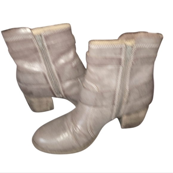 Naya Women's Soft Leather Virtue Block Heel Rustic Buckle Ankle Bootie Sz 71/2 M - Picture 13 of 13